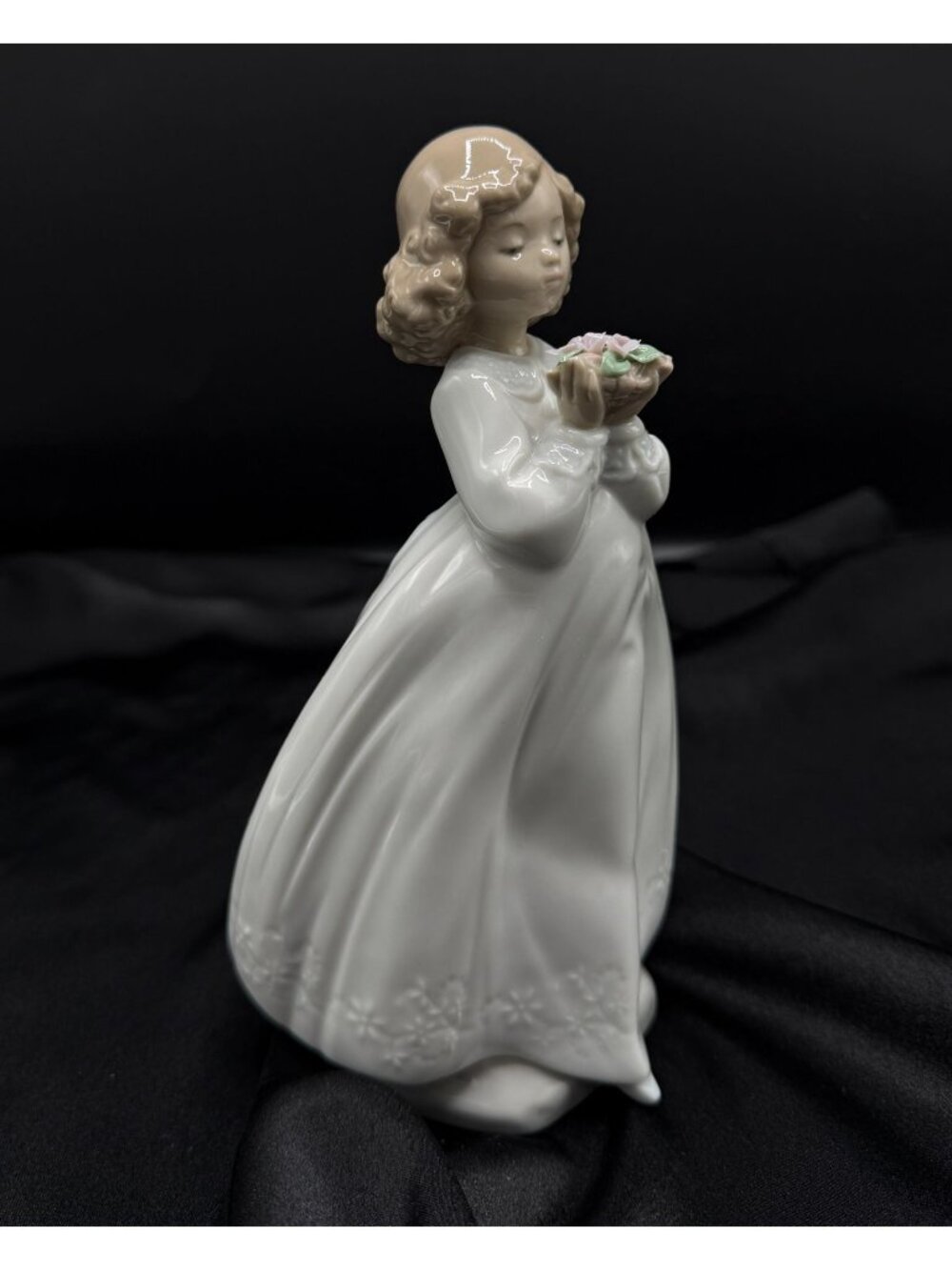 Vintage Nao By Lladro 2002 Porcelain Figurine Girl Holding Flowers Handmade Spai